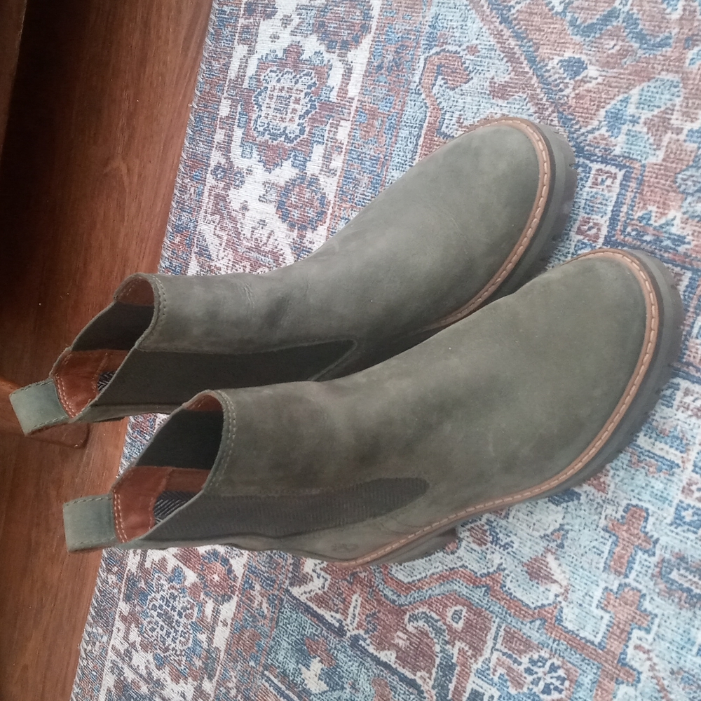 Timberland Courmayeur Valley Chelsea Boots in Olive Green (size 8)